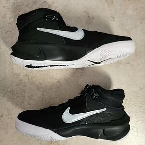 Boys NIKE Hustle D Flyease Zip Shoes Size 4 BLACK & Silver